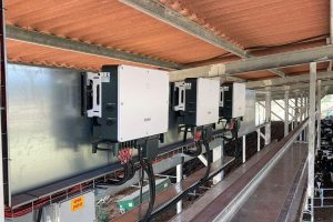 קיר ממירים למערכת סולארית חקלאית